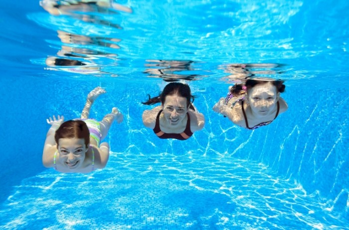 Чем полезно плавание в бассейне и как с его помощью похудеть
