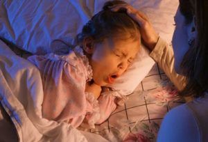 При ночном сильном кашле у ребёнка стоит вызвать скорую помощь