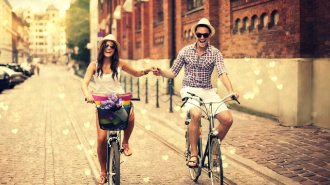 парень и девушка на велосипедах
