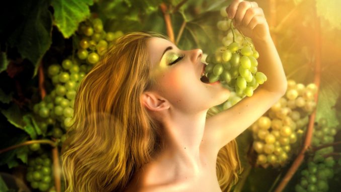 девушка кушает виноград