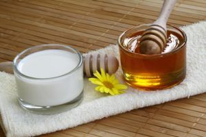 Для лечения кашля рекомендуется пить теплое молоко с добавлением мёда 