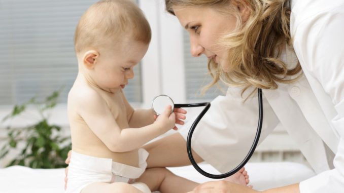 грудной ребенок и врач