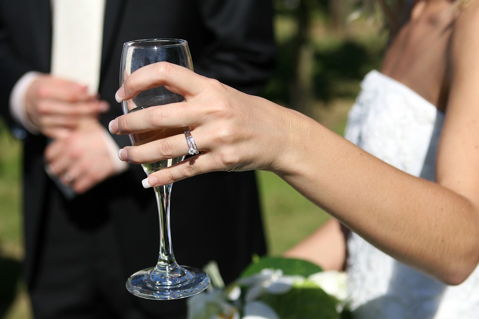 Магия свадебных бокалов: приметы и поверья, как украсить самим