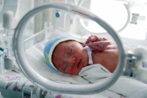 Вероятность развития интранатальной пневмонии повышают малый вес ребенка при рождении 
