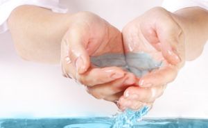 Кисти рук в святую воду