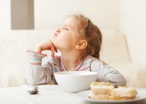 Отказ от принятия пищи является признаком скрытой пневмонии 
