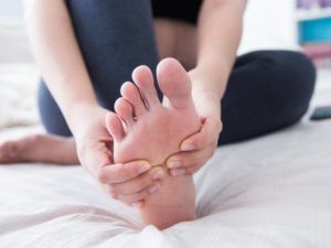 Для профилактики инфарктной пневмонии стоит делать массаж ног