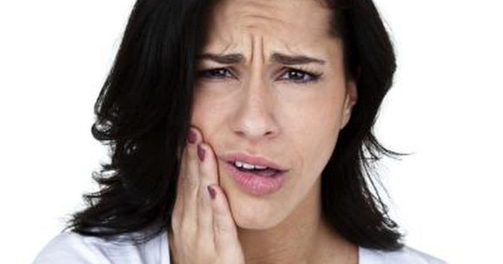 Заеды в уголках губ: причины и лечение