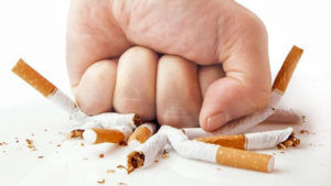 Для избавления от кашля стоит отказаться от табакокурения 